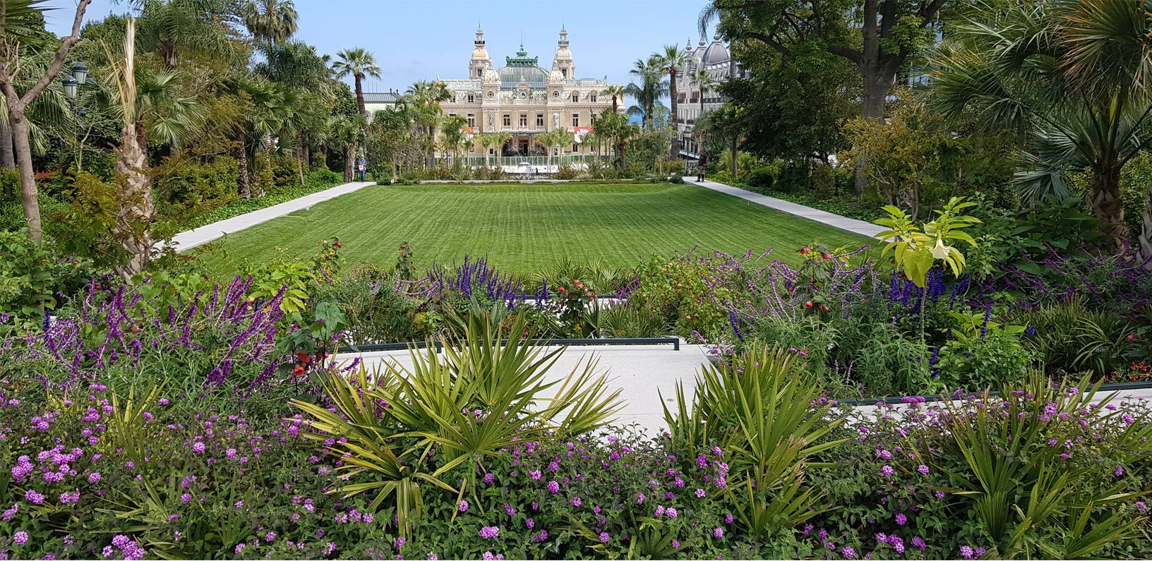 Jardin fleuri avec pelouse et massifs à Monaco