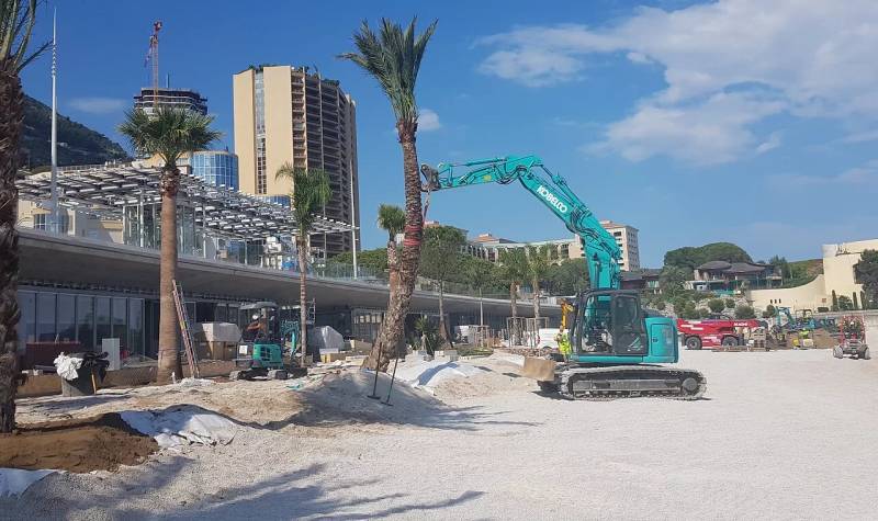 Travail à la pelleteuse mécanique sur la plage, Monaco